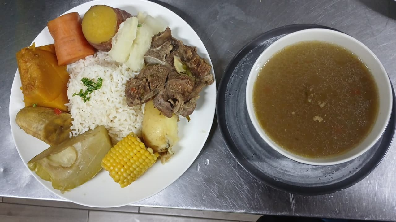Olla de carne con arroz y sopa servida aparte en Antojitos de Mi Alma