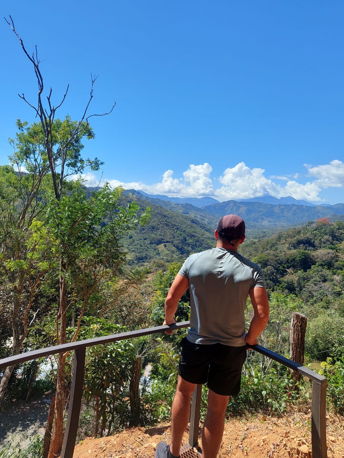 Mirador con vista panorámica a las montañas de Acosta