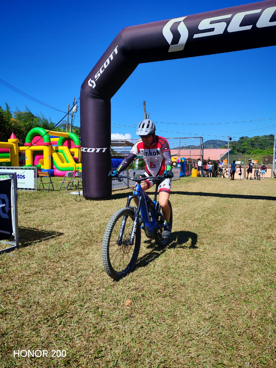 AcostaMTB — ciclista en meta