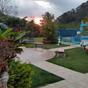 Jardines y senderos al atardecer