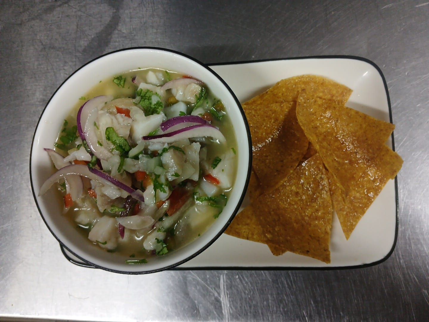 Ceviche casero acompañado de tortillas tostadas en Antojitos de Mi Alma
