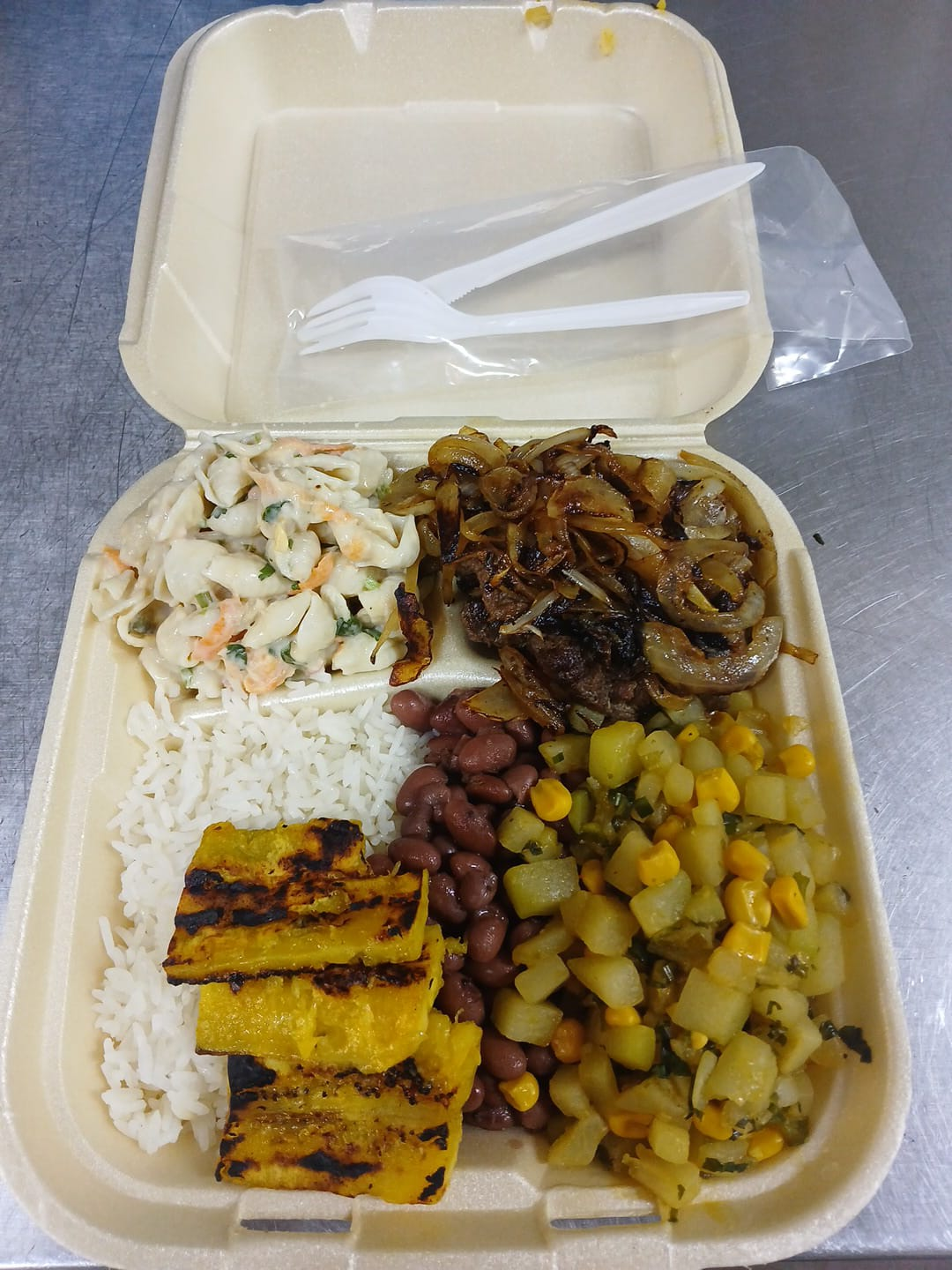 Casado para llevar con arroz, frijoles, plátano maduro y carne con cebolla