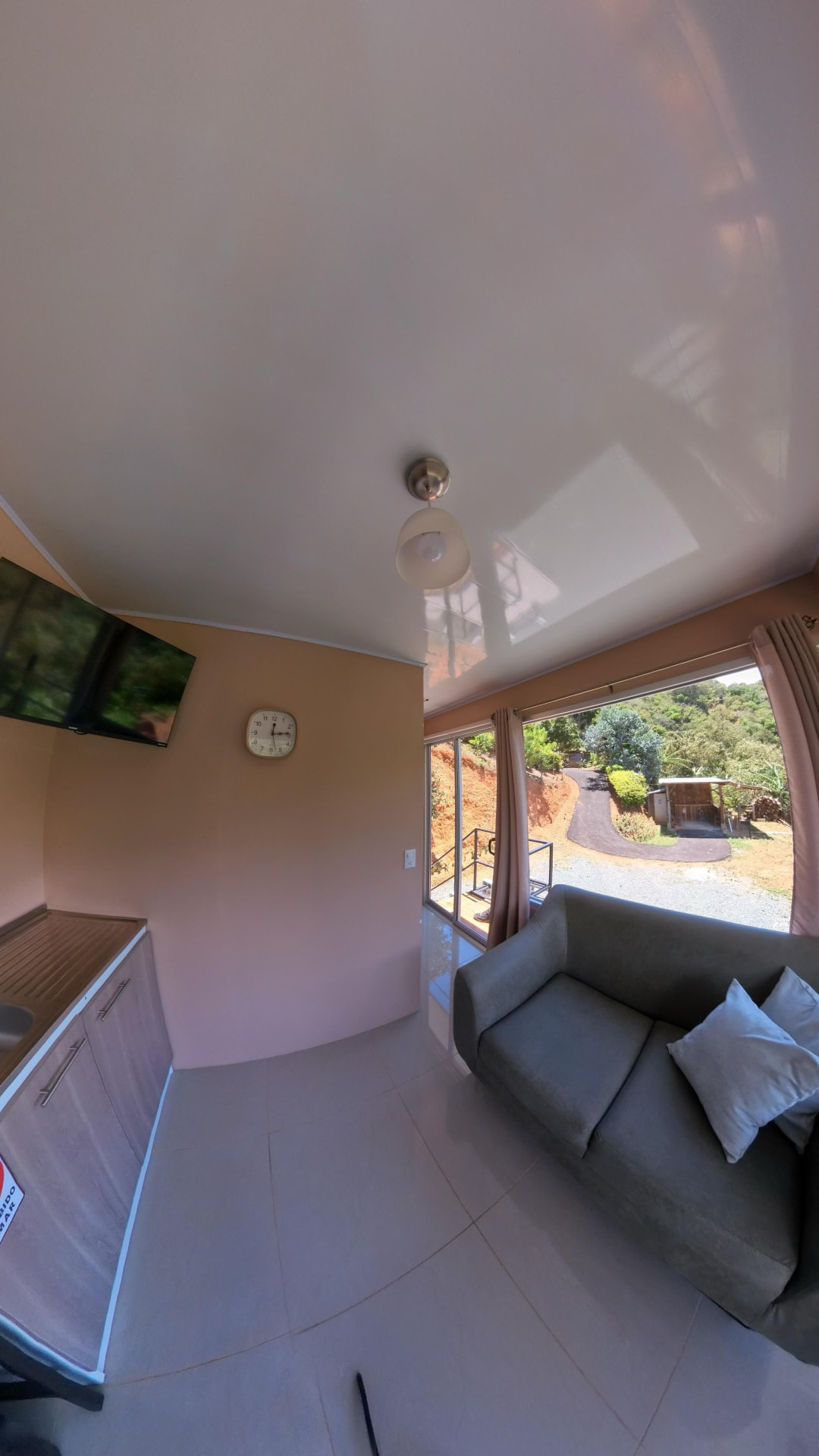 Sala con sofá y ventanal panorámico hacia la montaña