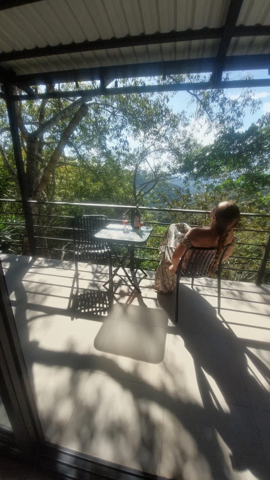 Terraza con vista al bosque y copa de vino