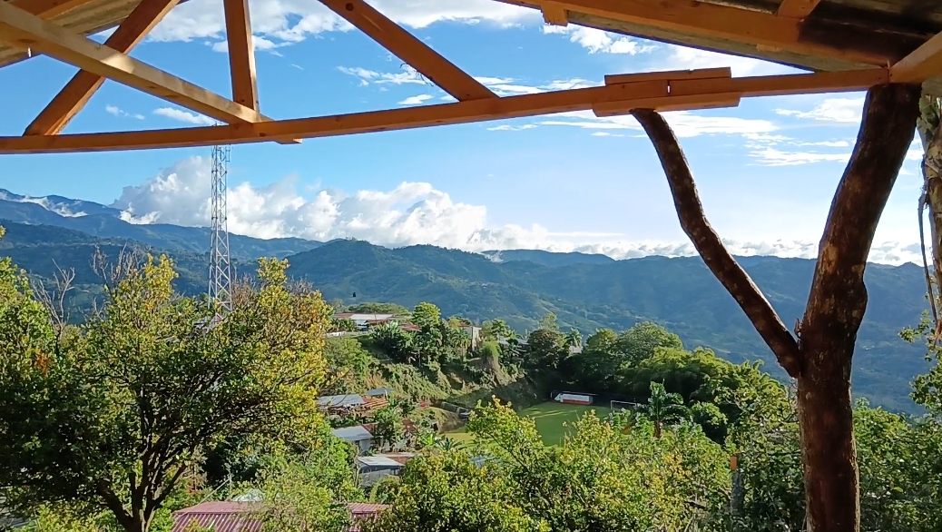 Rancho de madera con vista panorámica a las montañas