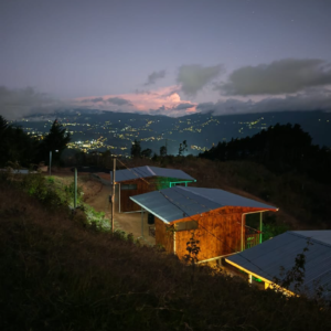 Cabañas iluminadas al anochecer en Cabañas Macondo