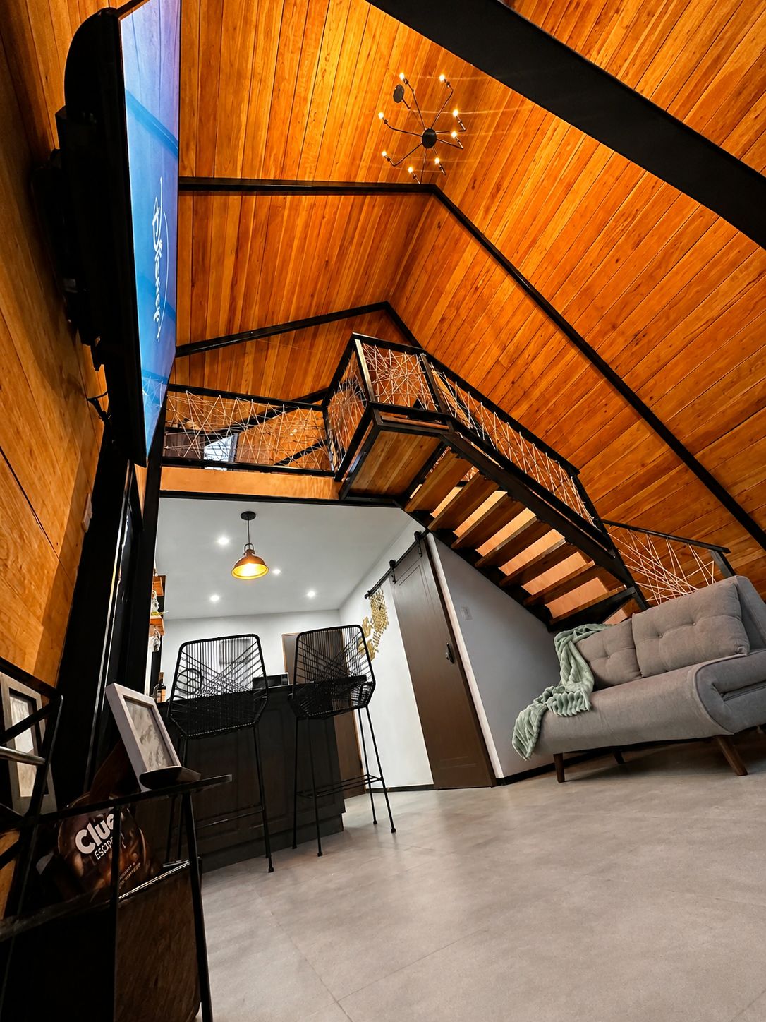 Interior moderno con escaleras y techo de madera