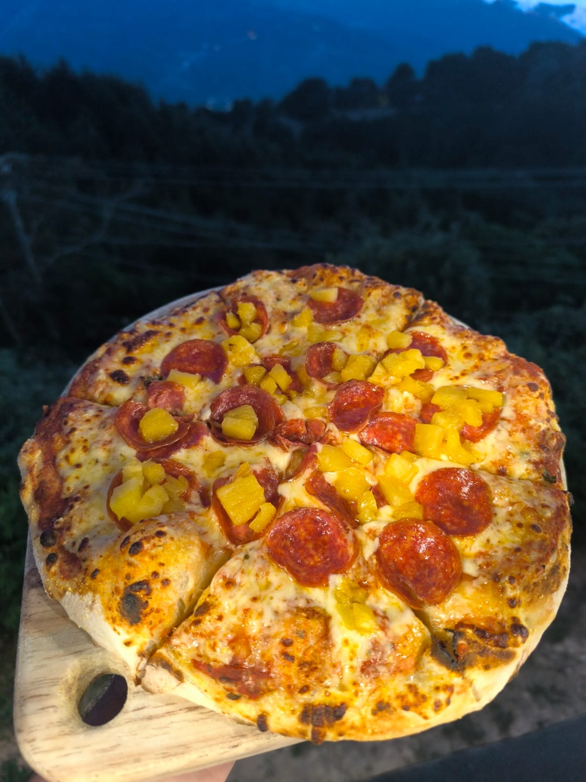Pizza napolitana recién horneada con vista a la montaña