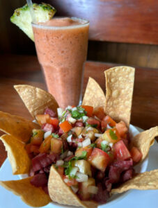 Chimichurri con totopos y refresco natural