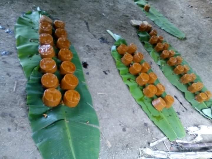 Dulces de caña sobre hojas de plátano en la trapichada