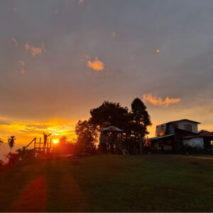 Atardecer dorado sobre el restaurante