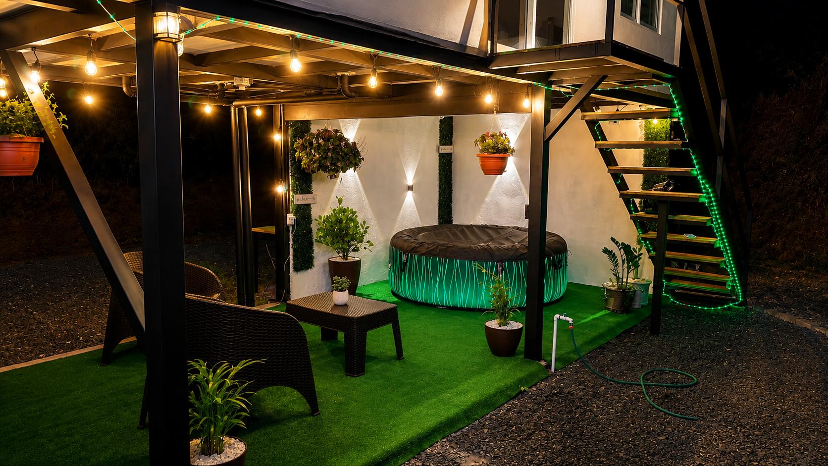 Jacuzzi privado bajo la pérgola con luces cálidas