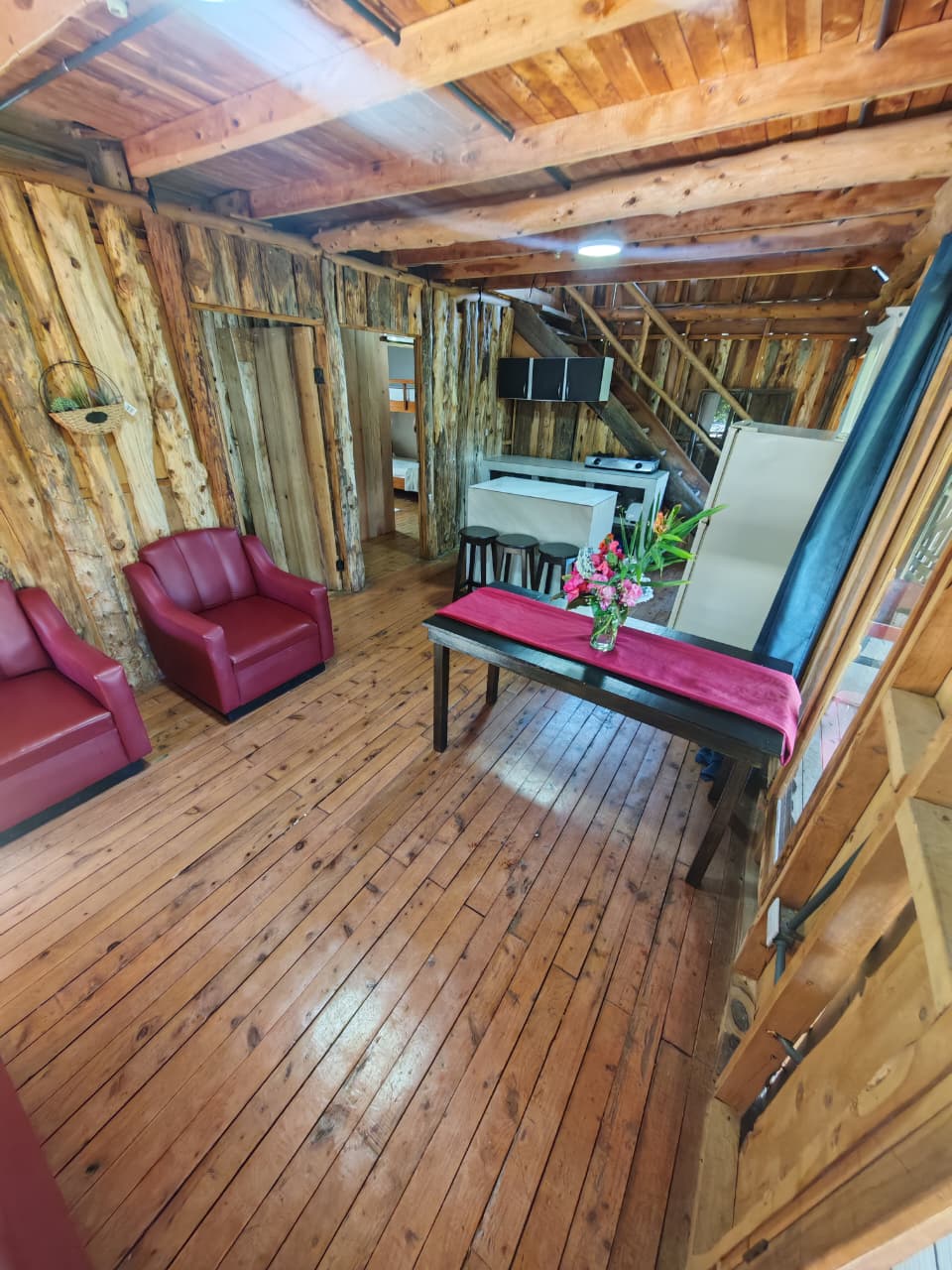 Sala de estar rústica con sillones rojos
