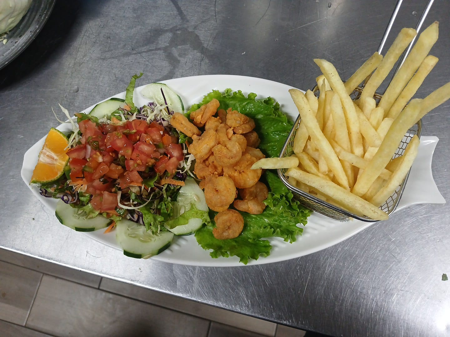 Camarones apanados con papas fritas y ensalada fresca