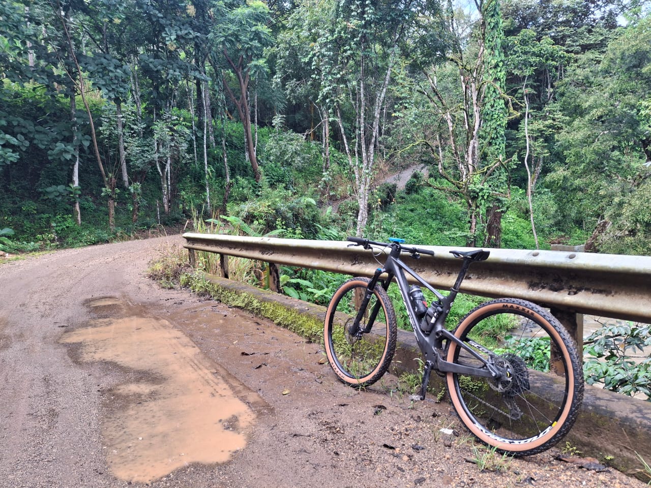 AcostaMTB — bicicleta en puente rural