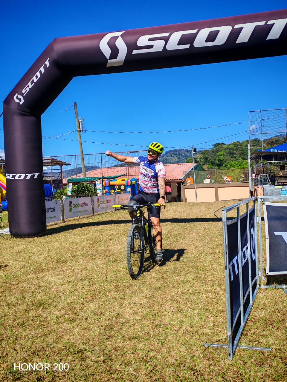 AcostaMTB — ciclista celebrando en meta