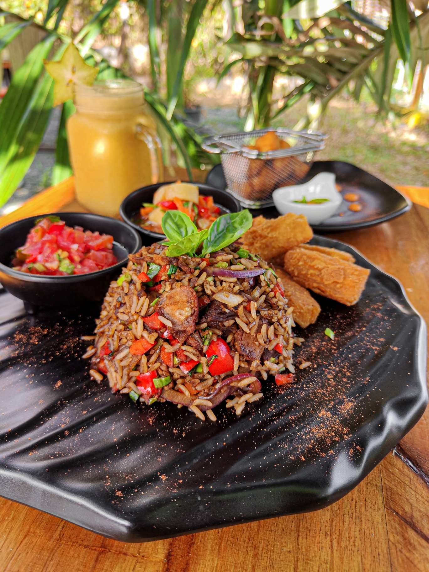 Arroz con carne, chifrijo y refresco natural