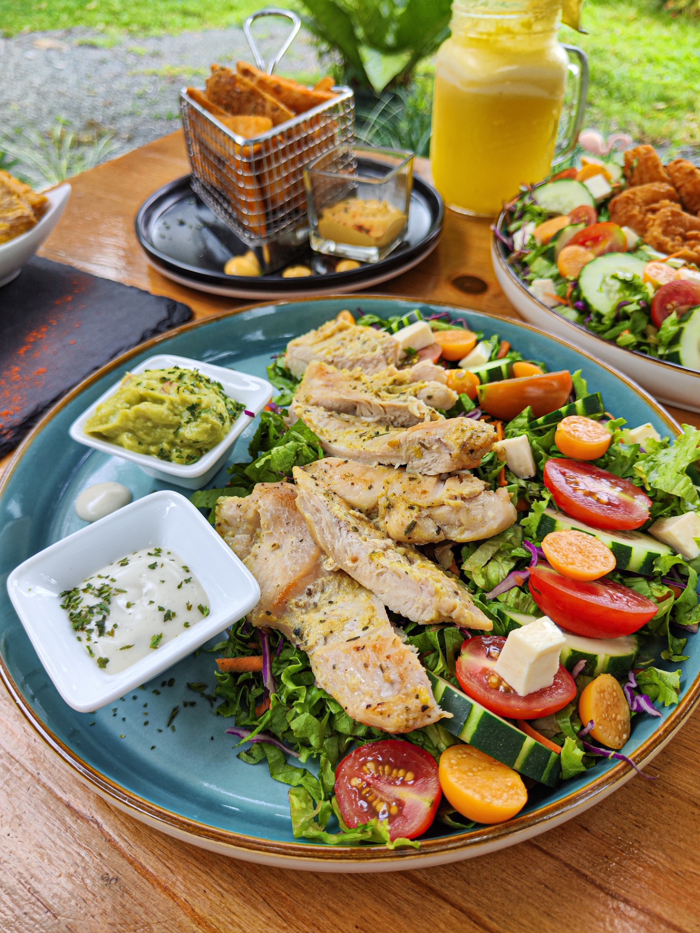 Ensalada con pollo a la plancha y bebida natural
