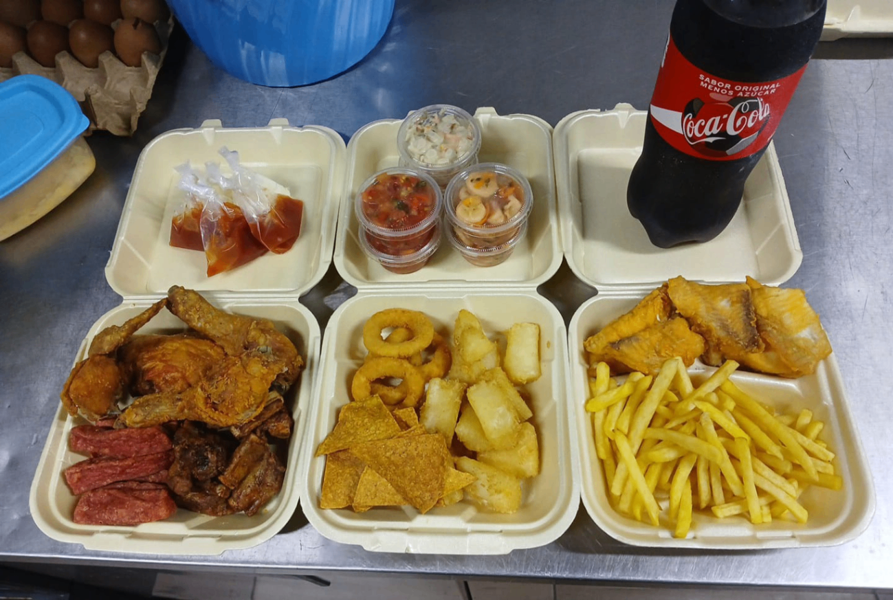 Combo para llevar con pollo frito, acompañamientos y bebida