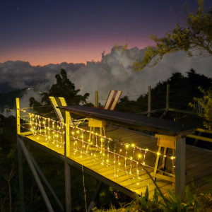 Terraza con luces cálidas al anochecer