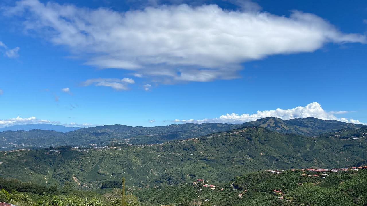 Vista panorámica de montañas verdes bajo cielo azul en El Silbido