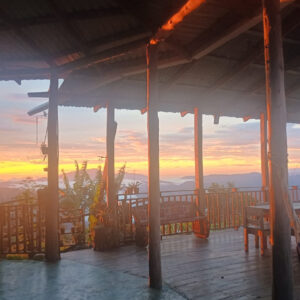 Terraza de madera con vista al atardecer