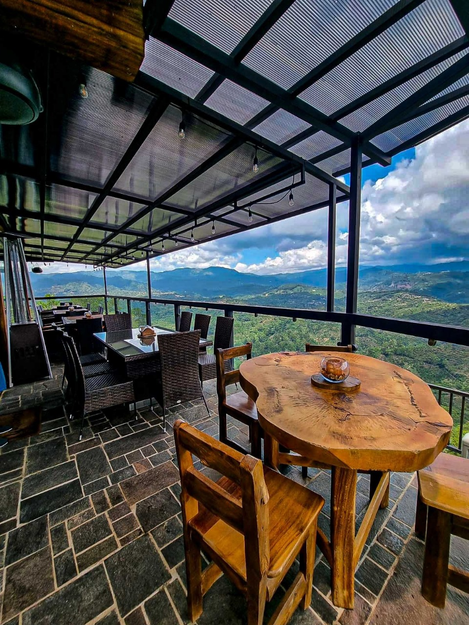 Mesa de madera en la terraza con vista a la montaña