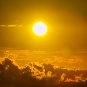 Amanecer dorado sobre las nubes
