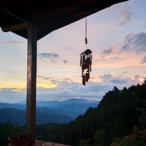 Campanas de viento con vista al valle desde la cabaña