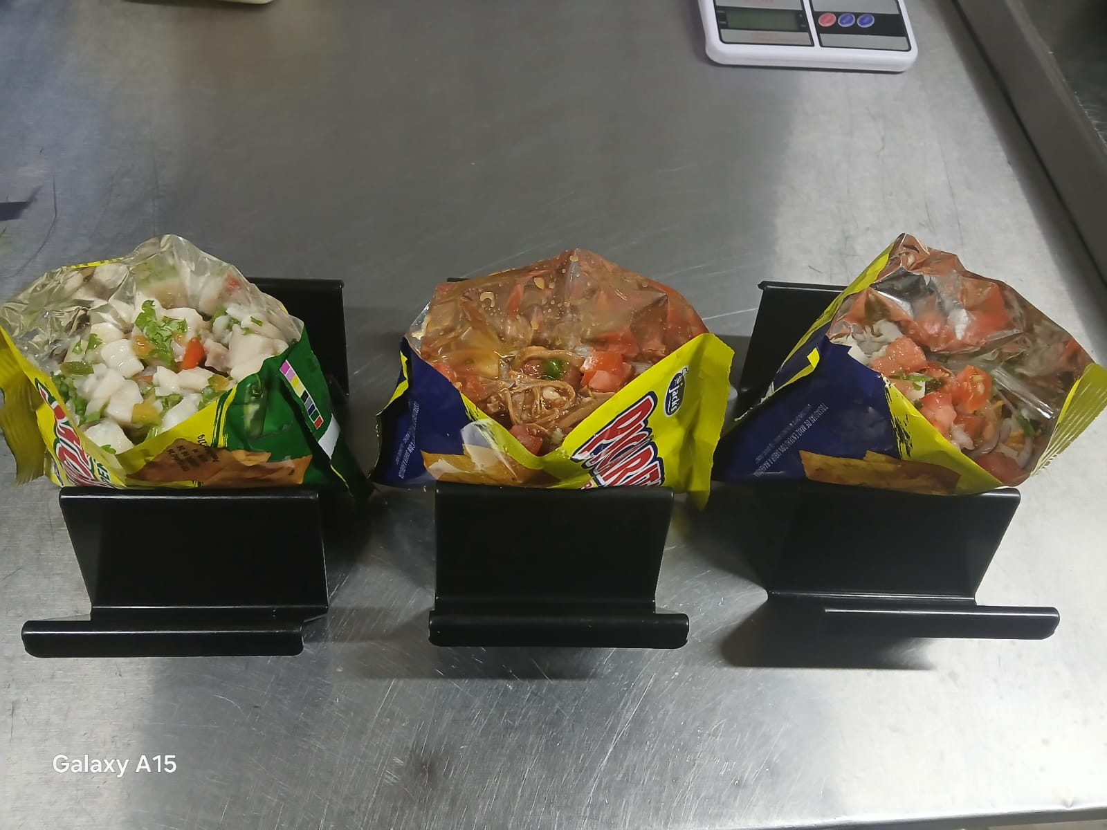 Trío de ceviches servidos en empaque creativo en Antojitos de Mi Alma