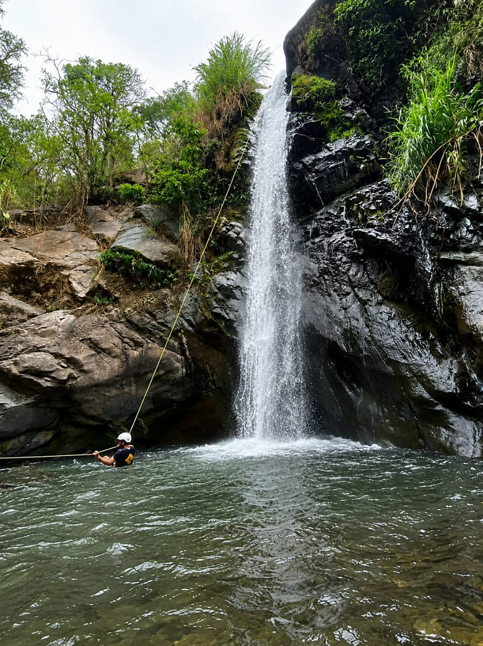 Aventura en cuerda junto a una de las cataratas