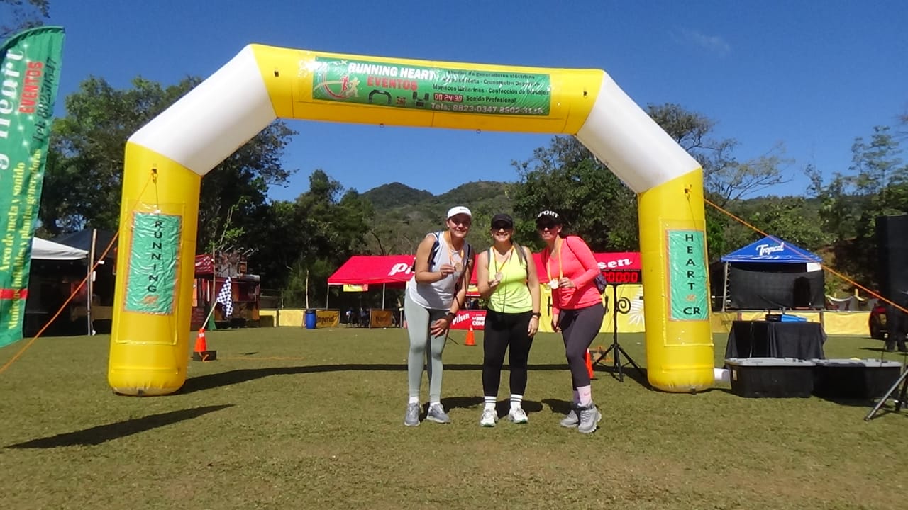 AcostaRUN 2da Edición — Trío con medallas en arco de meta