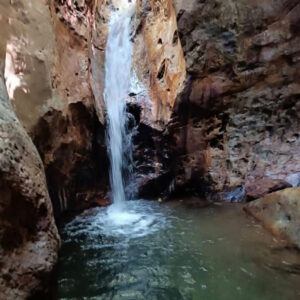 Catarata natural en el sendero