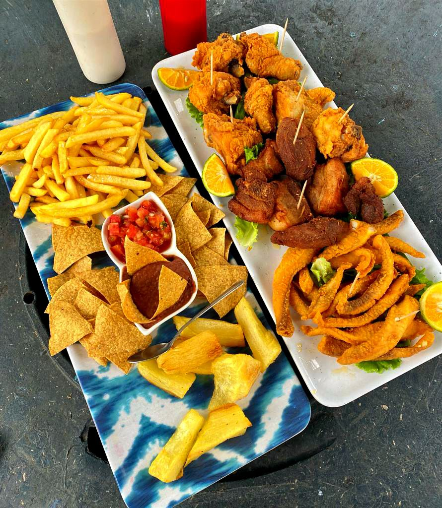 Bandeja de pollo frito, papas, yuca y nachos en La Ranchilla