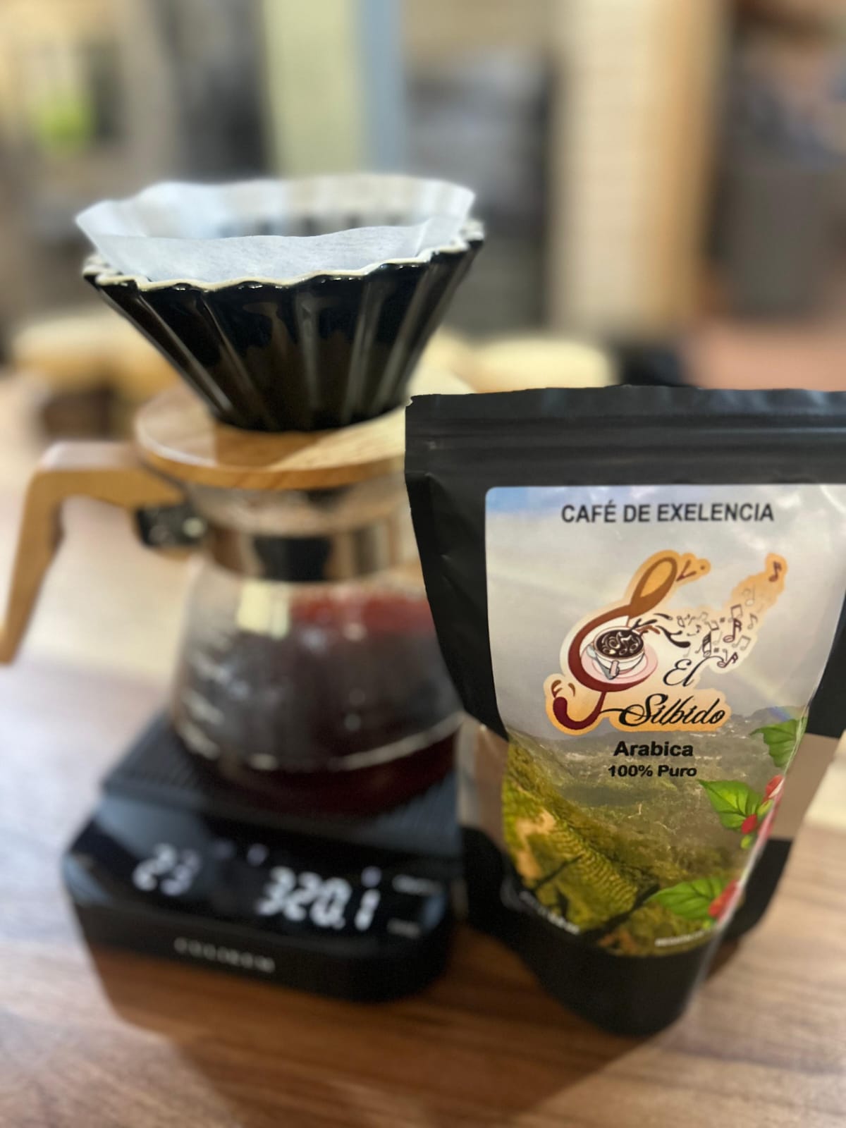 Preparación de café El Silbido en chemex sobre balanza digital