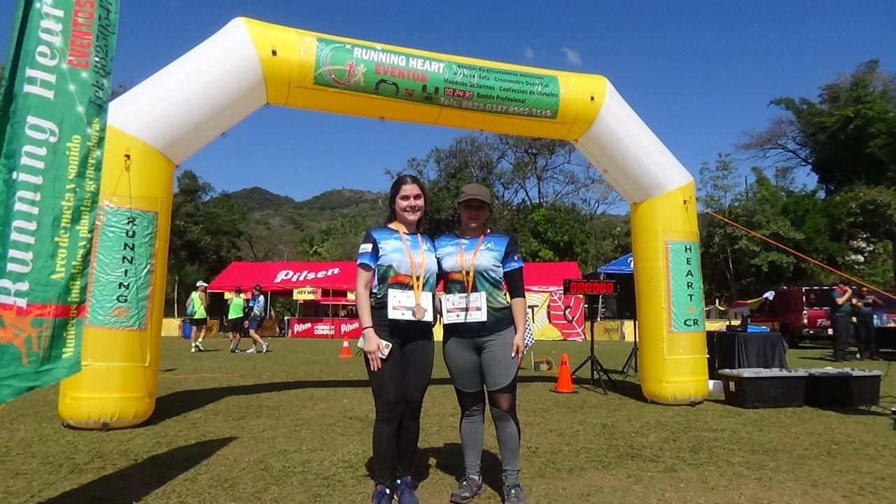 AcostaRUN 2da Edición — Corredoras en la meta con medallas