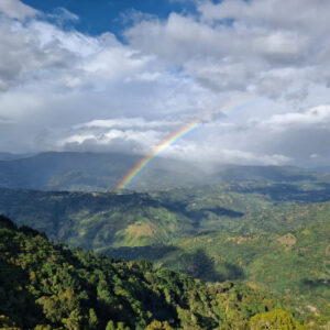 Arcoíris sobre las montañas de Acosta
