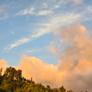 Cielo despejado sobre las montañas