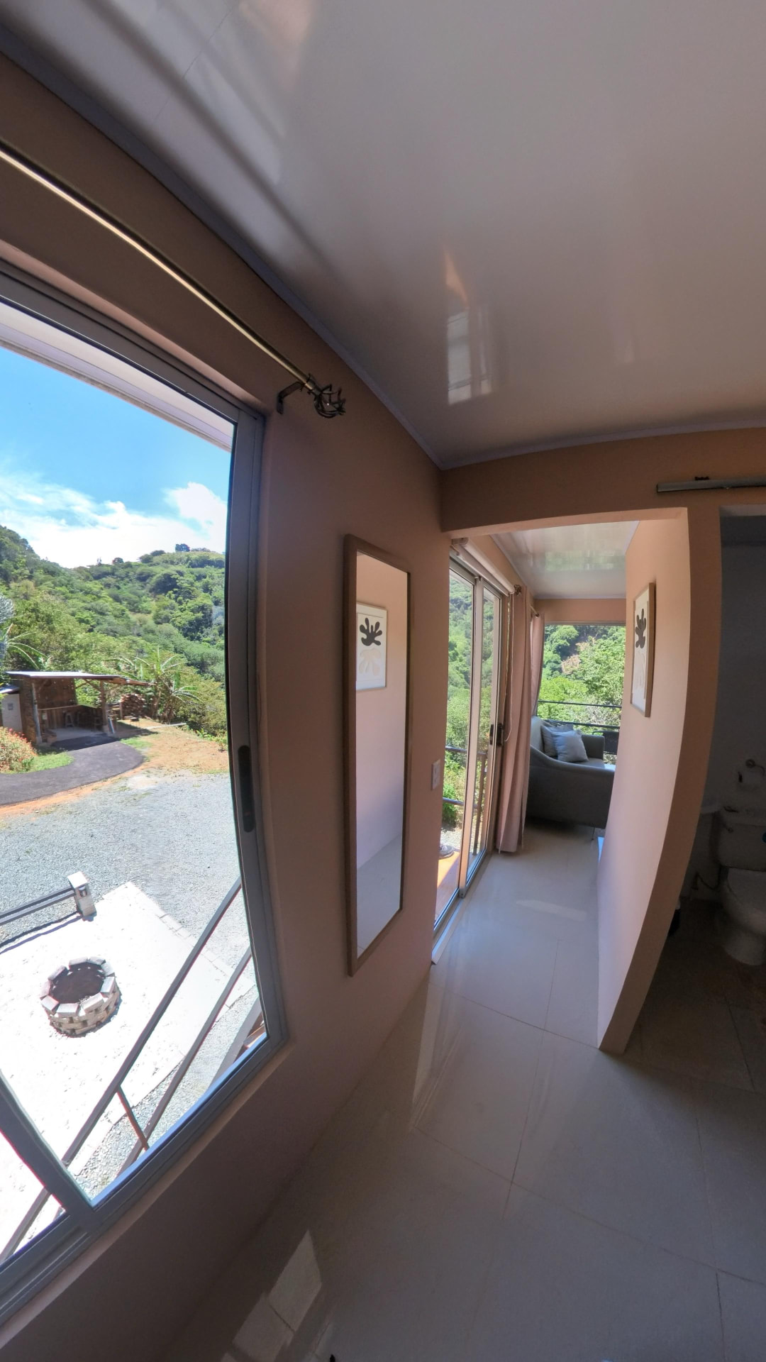 Pasillo interior con vista al área de fogata