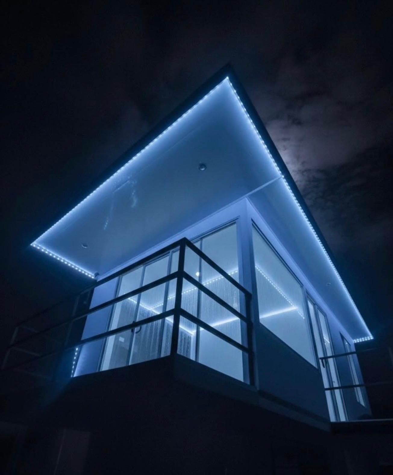 Villa iluminada con luces LED azules en la noche
