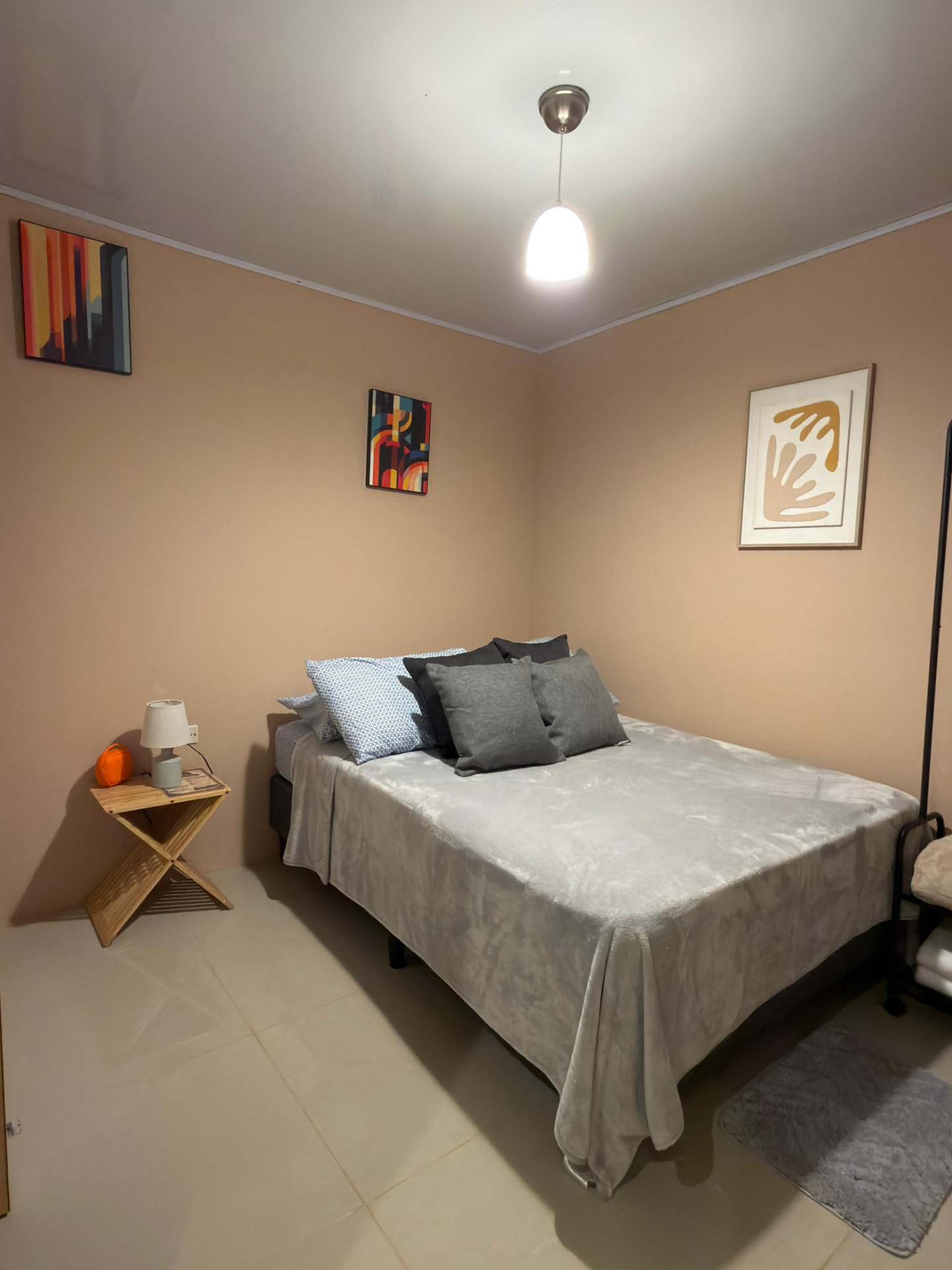 Habitación con cama matrimonial y arte moderno