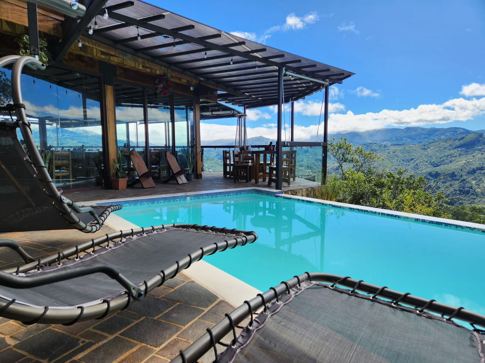 Piscina con vista panorámica a las montañas