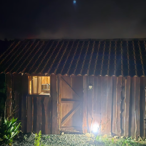 Cabaña de madera iluminada de noche