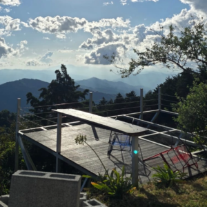 Deck con mecedoras y vista panorámica
