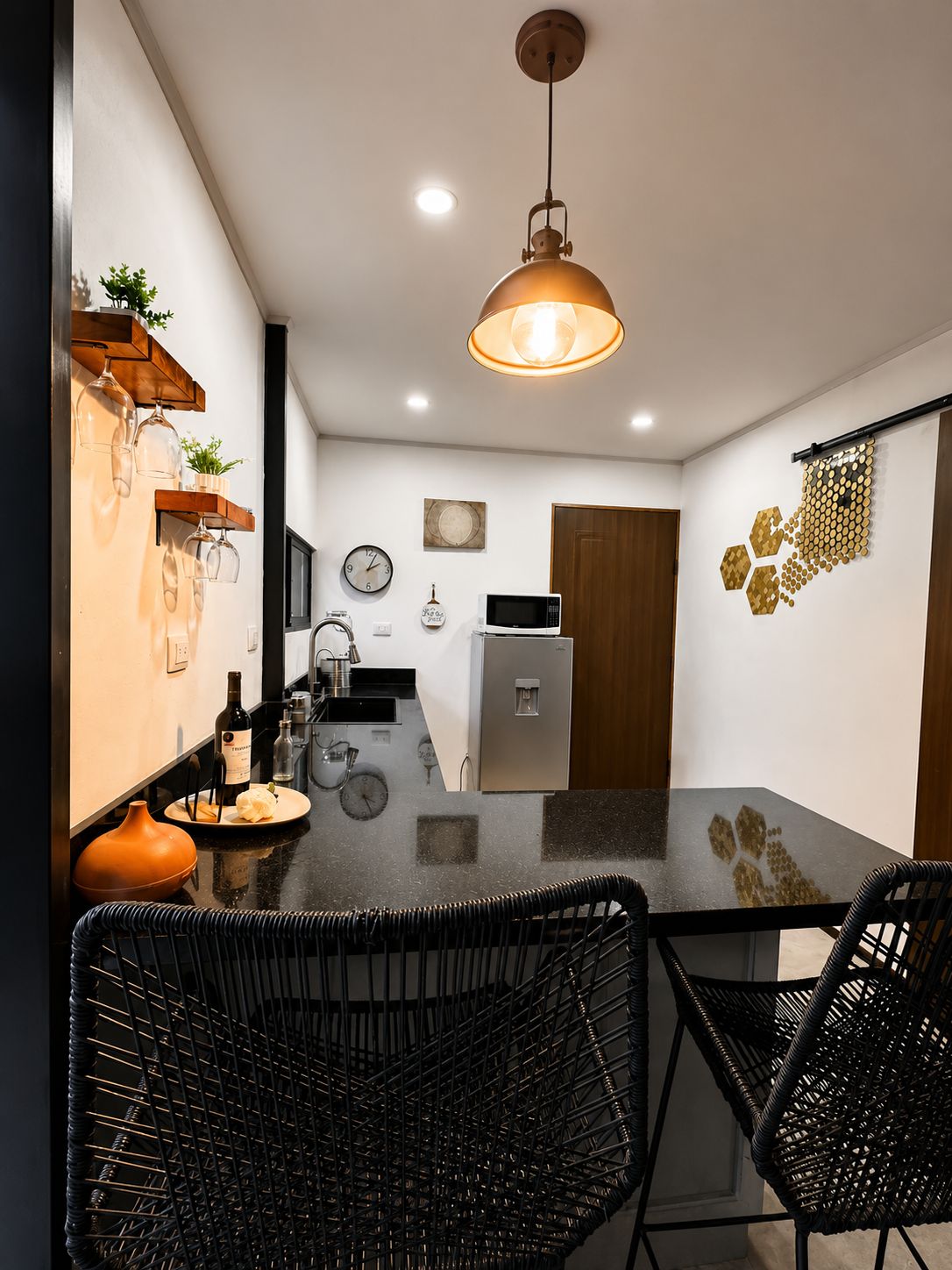 Barra y cocina con iluminación cálida