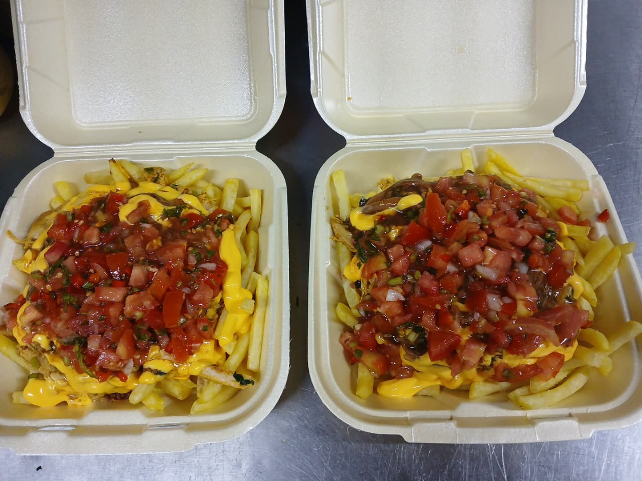 Papas cargadas con queso y pico de gallo listas para llevar en Antojitos de Mi Alma