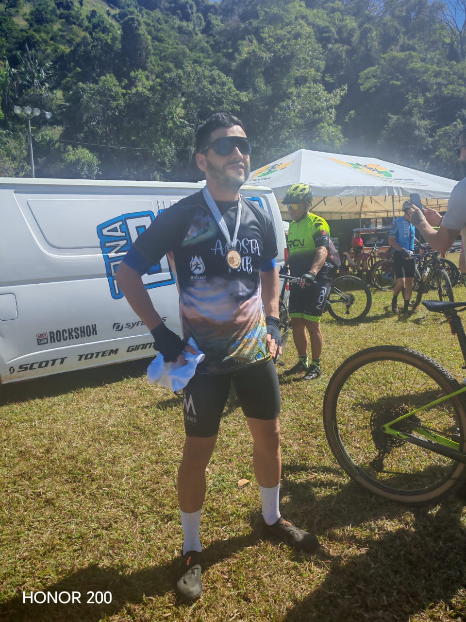 AcostaMTB — ciclista con medalla en meta