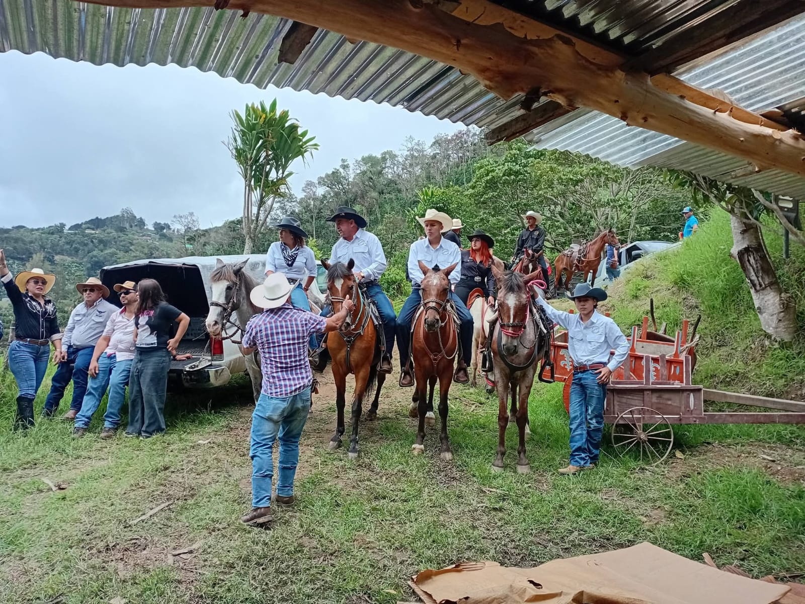 Grupo de visitantes listos para una cabalgata en la finca