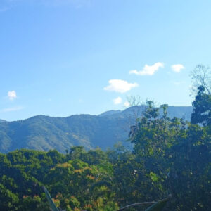 Vista a las montañas de Acosta