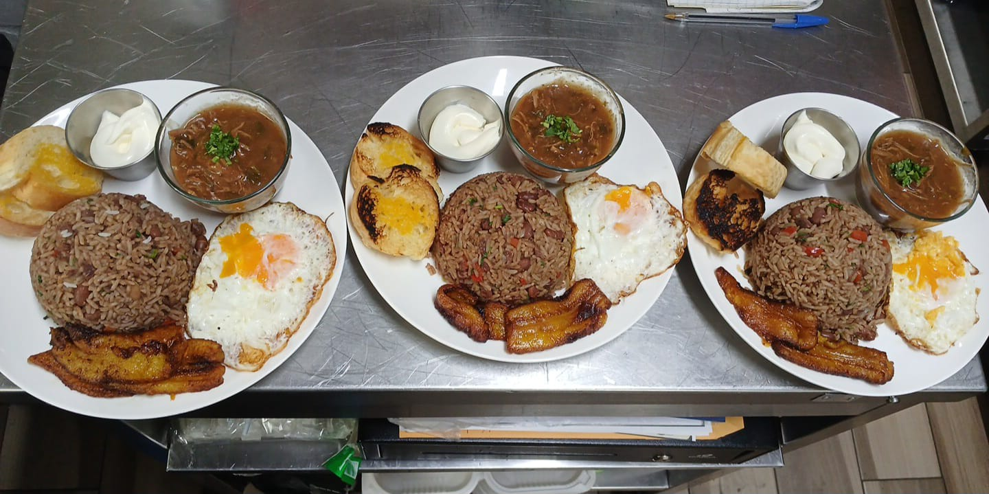 Desayunos típicos servidos en Antojitos de Mi Alma